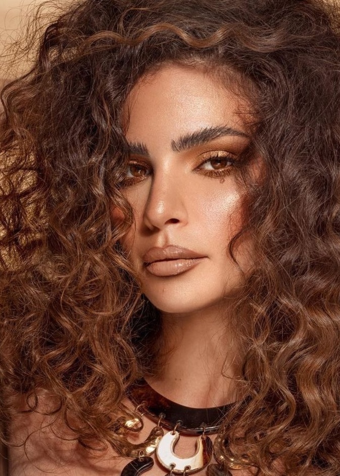 ريتا حايك بمكياج برونزي