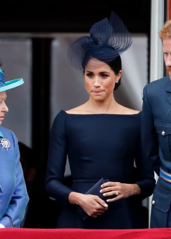 انتقادات جديدة للعائلة المالكة بسبب تخليها عن ميغان وهاري