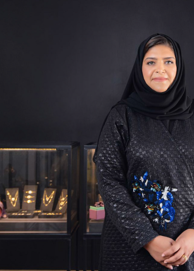 من الذهب الأصفر عيار 18 قيراط وأحجار الغرانيت والصدف والألماس والزركون الملون