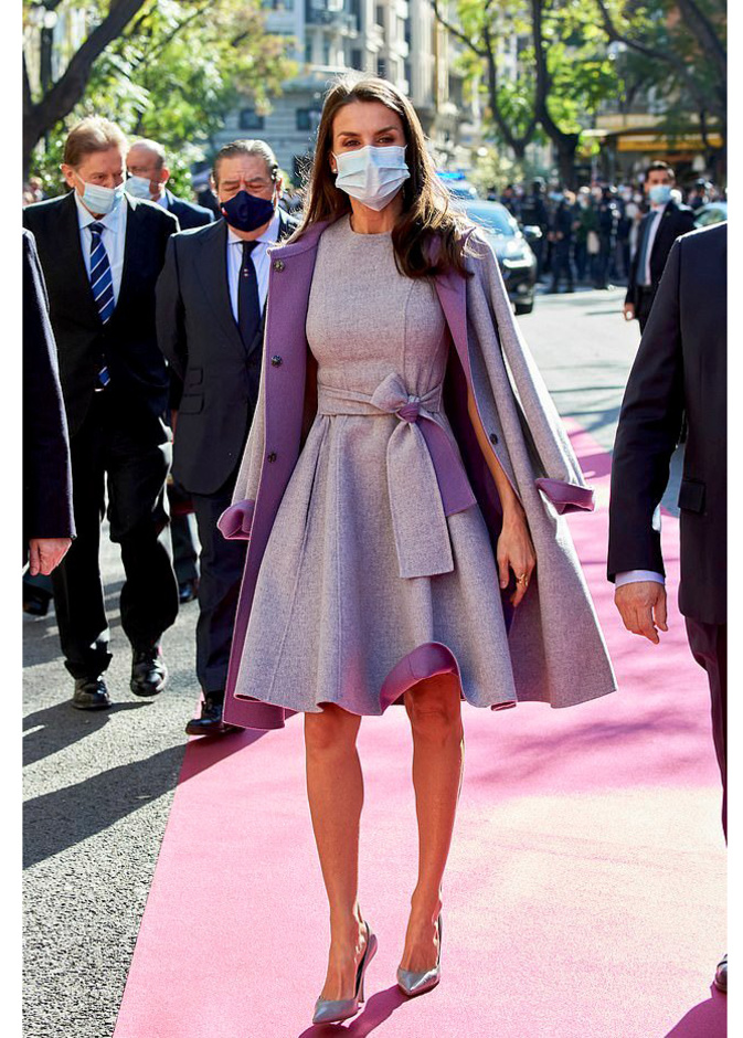 أحدث اطلالات الملكة ليتيزيا من مجموعة دار كارولينا هيريرا لخريف وشتاء 2016