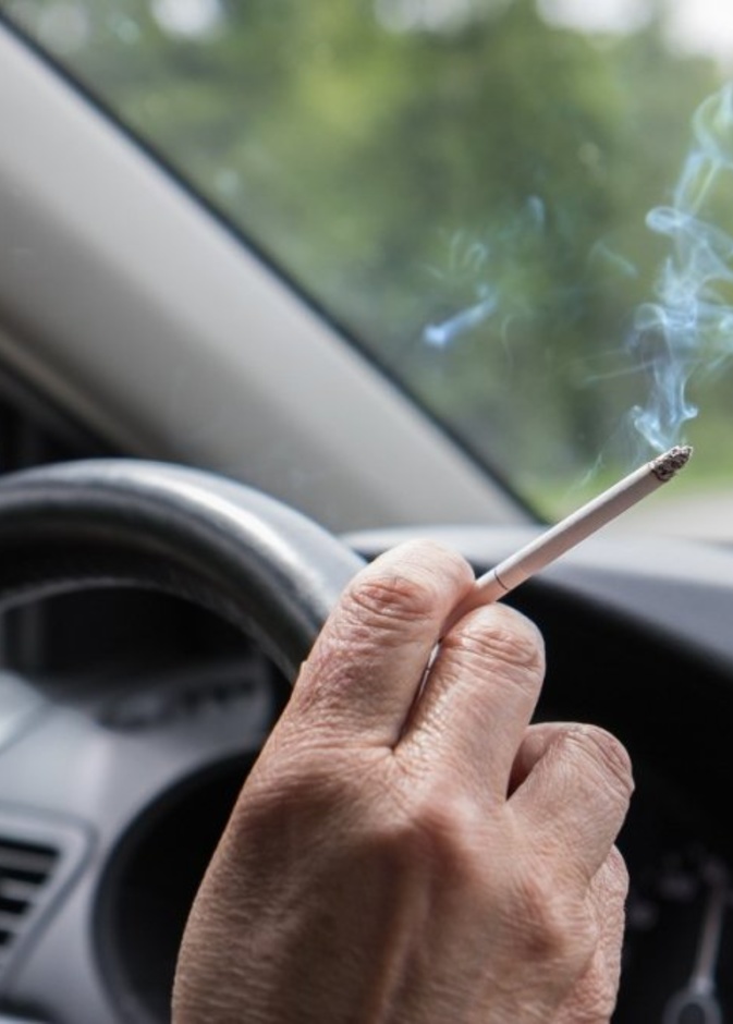  خطوات بسيطة للتخلص من رائحة السجائر في السيارة