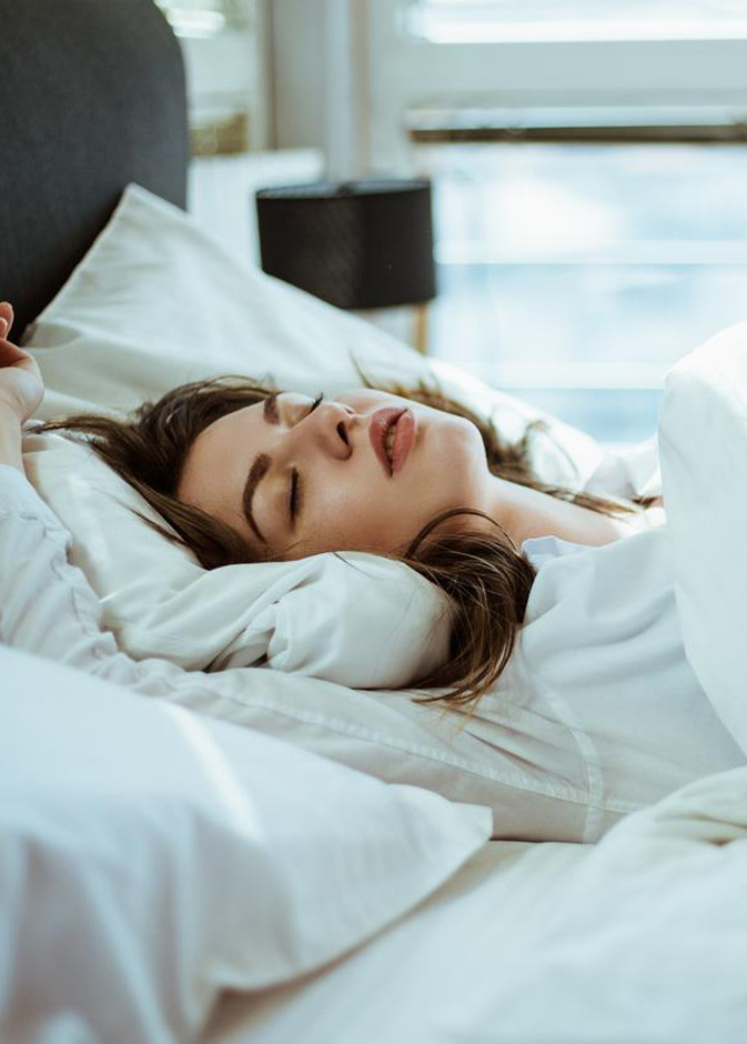  وضعية النوم الامثل للتخلص من آلام البطن وحرقة المعدة