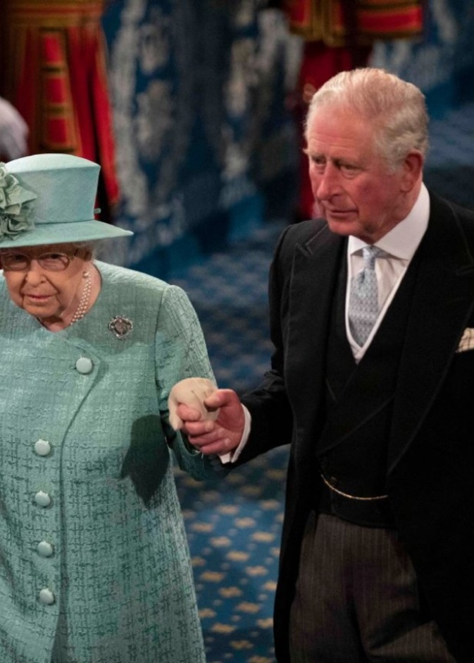 الأمير تشارلز غاضب من والدته الملكة إليزابيث الثانية بسبب رفضها التنازل عن العرش