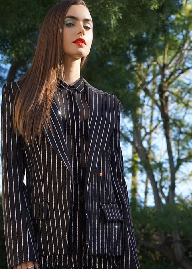 حملت أحدث إطلالات ليلي كولينز توقيع دار أزياء Alexandre Vauthier