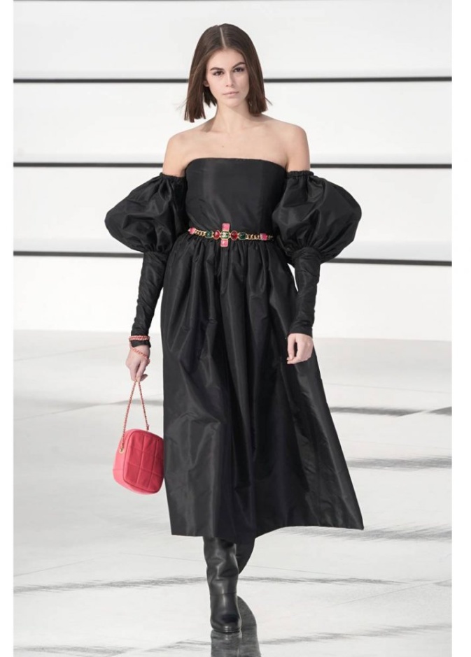 احدث موديلات فساتين مكشوفة الاكتاف بطرق ساحرة من دار Chanel