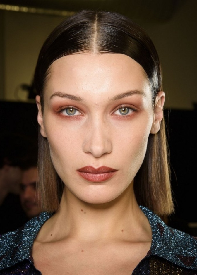 طريقة عمل رسمات مكياج لصاحبات الحواجب الرفيعة لإبراز جاذبية العيون