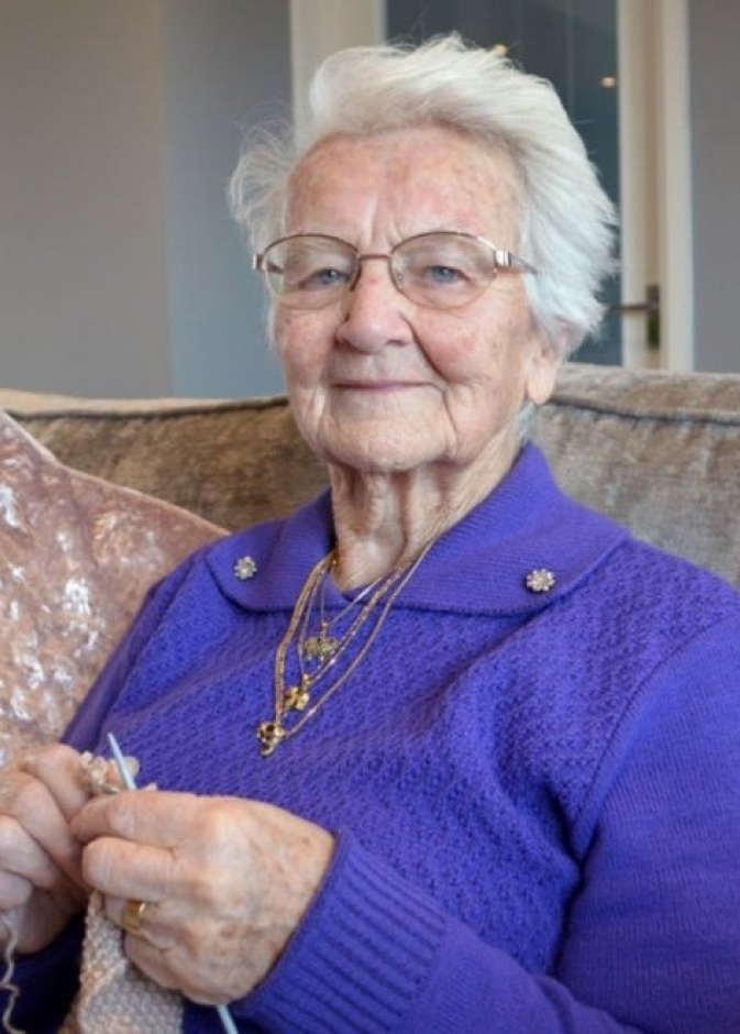 الجدة "مارغريت" تصنع مجسم لكنيسة مريم المجدلية في ساندرينجهام من الصوف