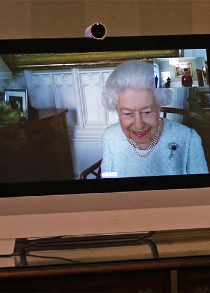 ملكة بريطانيا تنضم استقبالا عند بعد