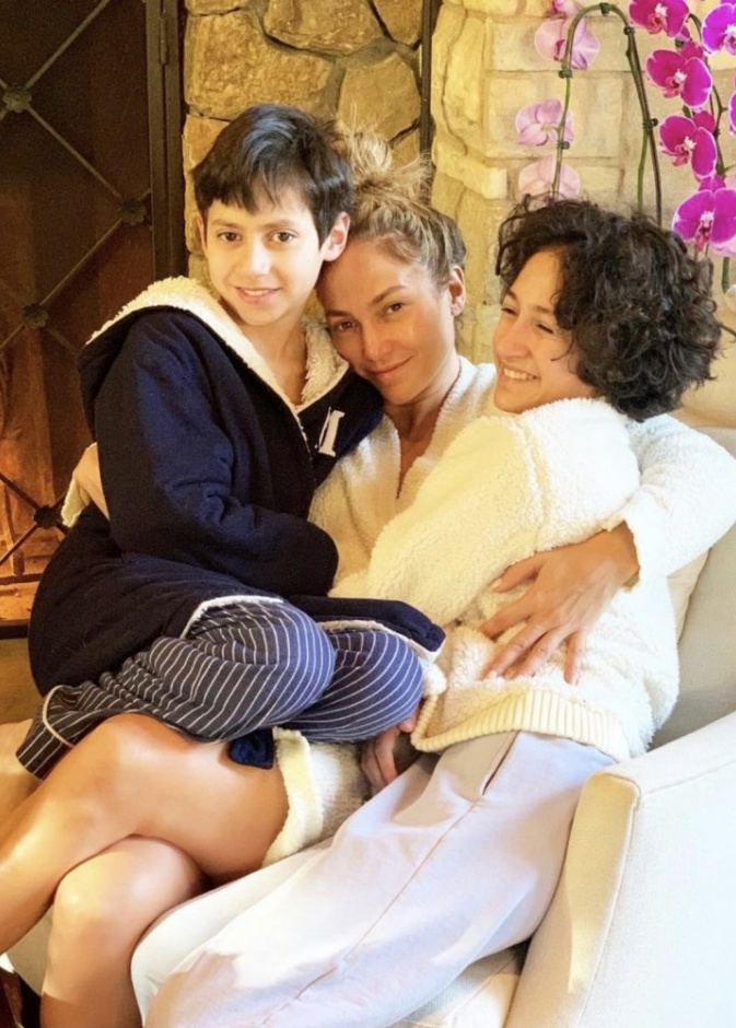 جينيفر لوبيز تقضي وقتها في الإجازة برفقة أولادها