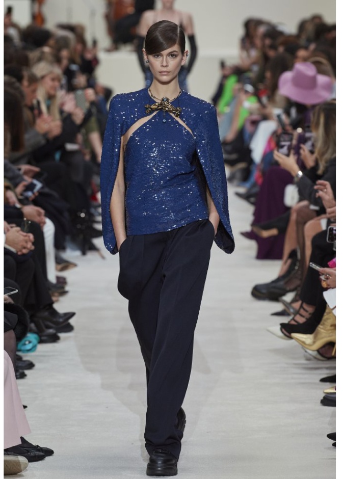 تنسيق التوبات البراقة مع البناطيل السوداء بأسلوب دار Valentino