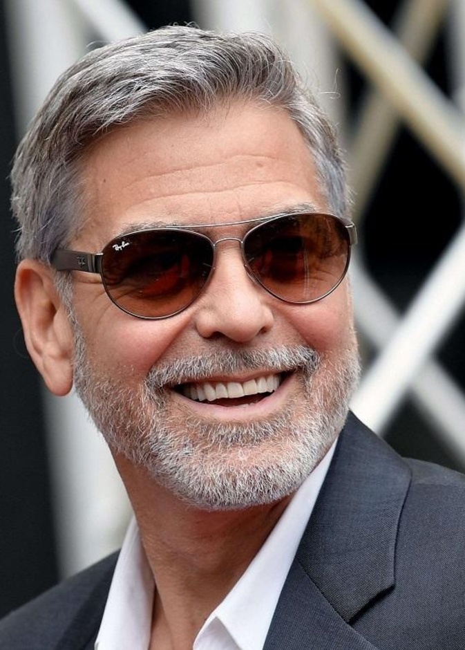 جورج كلوني يقص شعره بنفسه