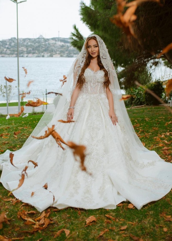 زين كرزون بالفستان الابيض