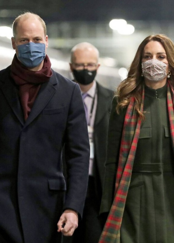 زيّنت كيت الإطلالة بوشاح بنقشة التارتان