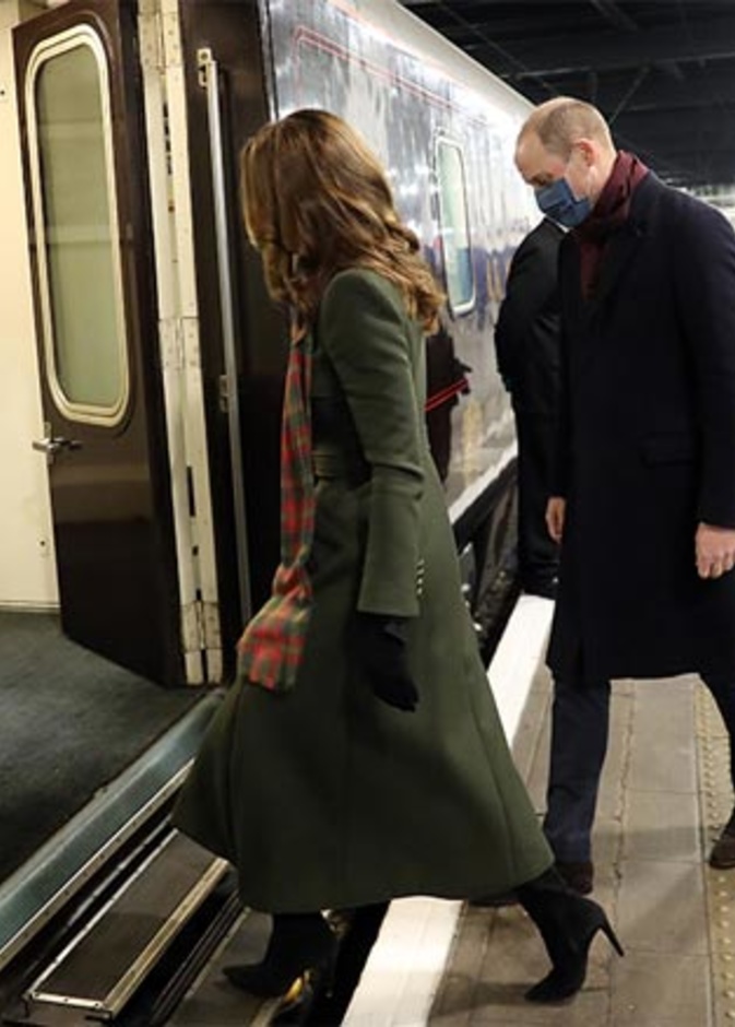 الأمير وليام وكيت ميدلتون يجوبان المملكة المتحدة بالقطار الملكي