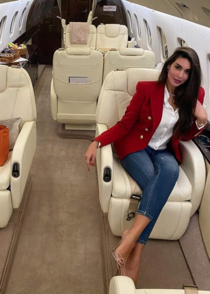 بليزر أحمر نسقته ياسمين صبري باسلوب شبابي