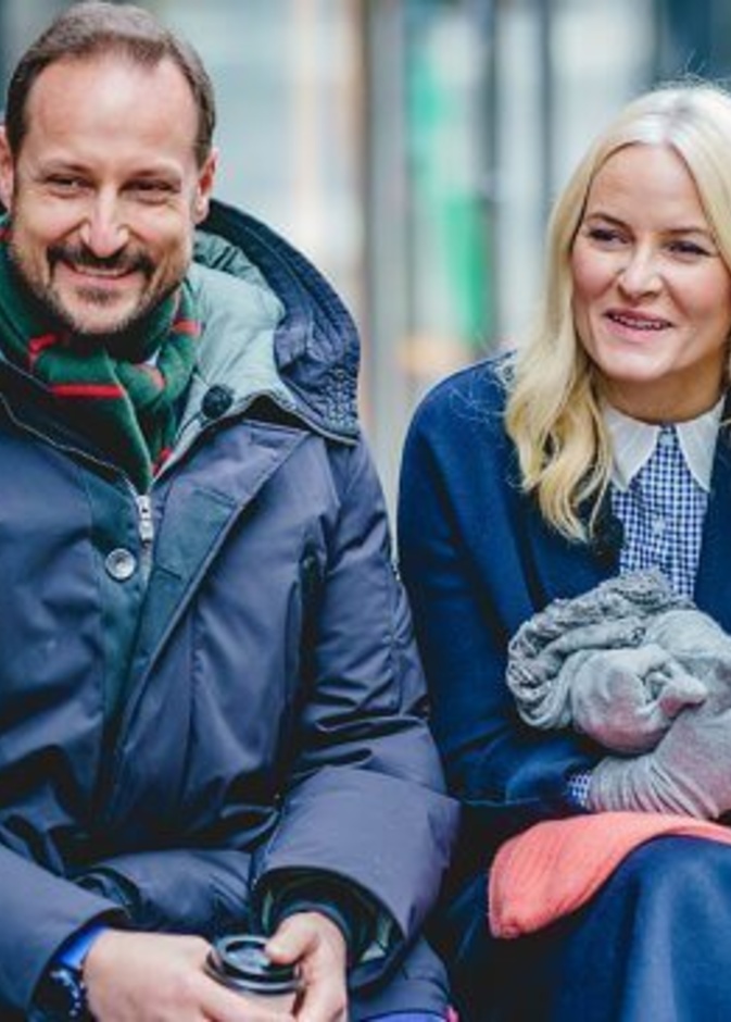 الأمير هاكون وزوجته يزوران مقهى خيري في أوسلو