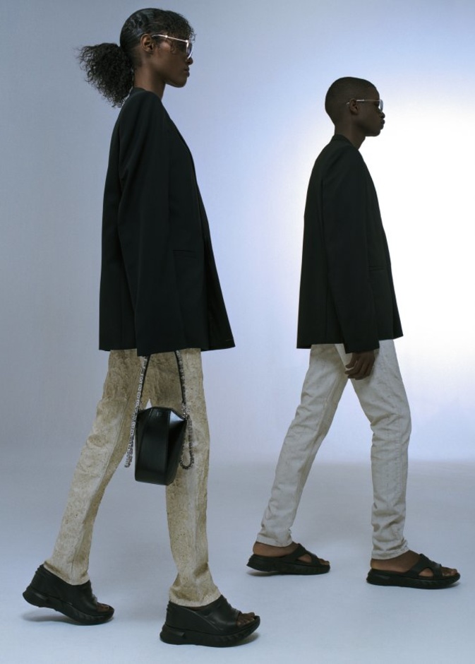 جيڤنشي تطلق مجموعة “TEASER” محدودة الإصدار من توقيع ماثيو م. ويليامز