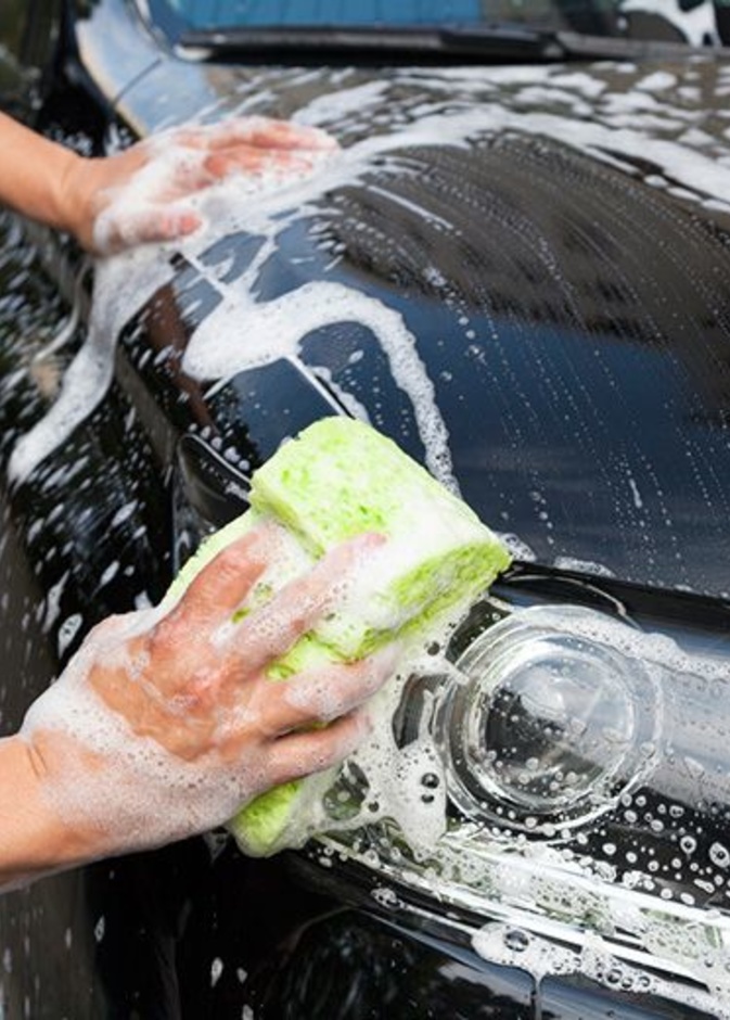 تنظيف السيارات السوداء