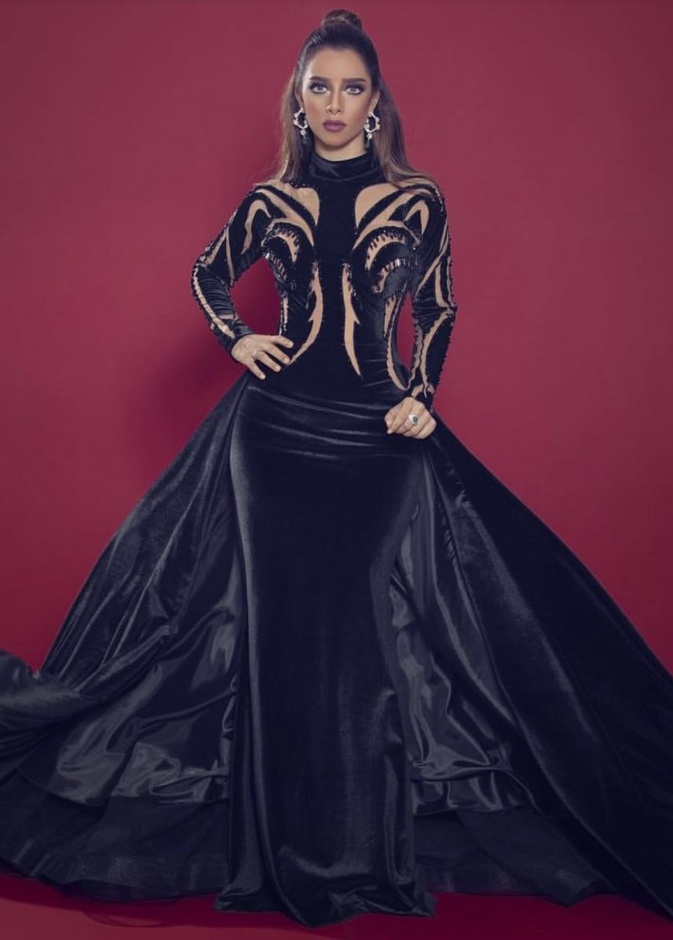 فستان مخمل باللون الأسود من بلقيس