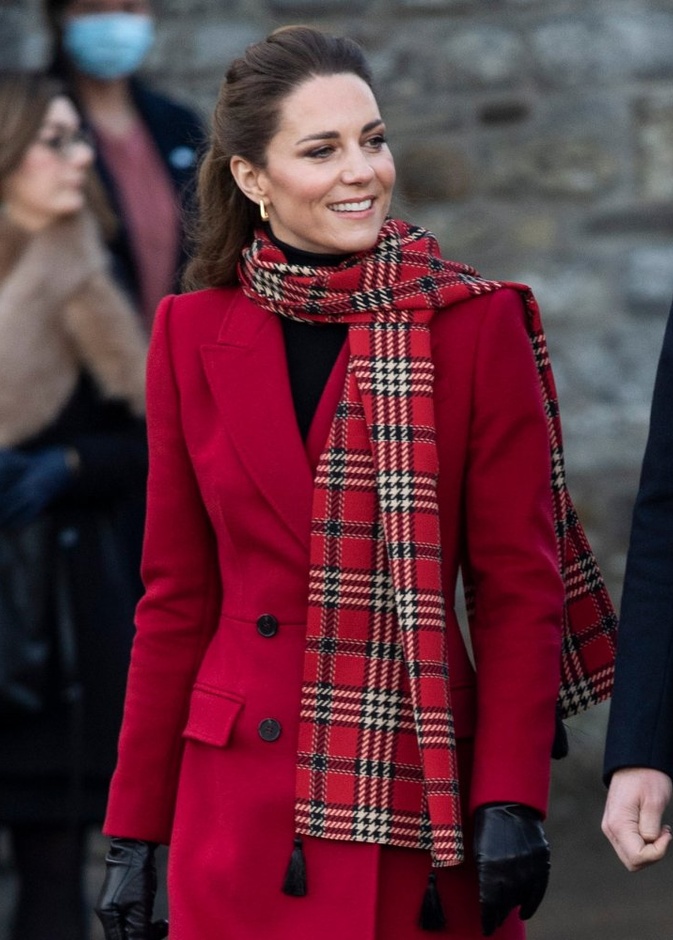  وضعت حول عنقها وشاحاً طويلاً بنقشة التارتان