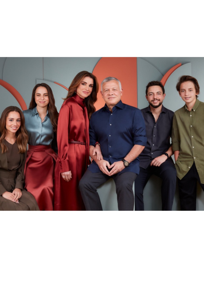 احدث اطلالات الملكة رانيا الراقية برفقة عائلتها تودع بها العام