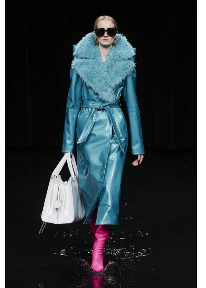 طرق تنسيق صيحة المعاطف الفرو مع الياقة البارزة من دار Balenciaga