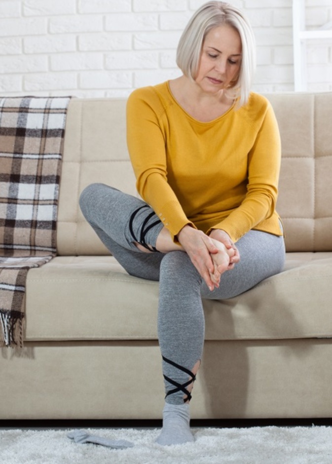 ما هي اسباب حرقة القدمين واليدين وما فوائد البابونج للتخلص من الالم