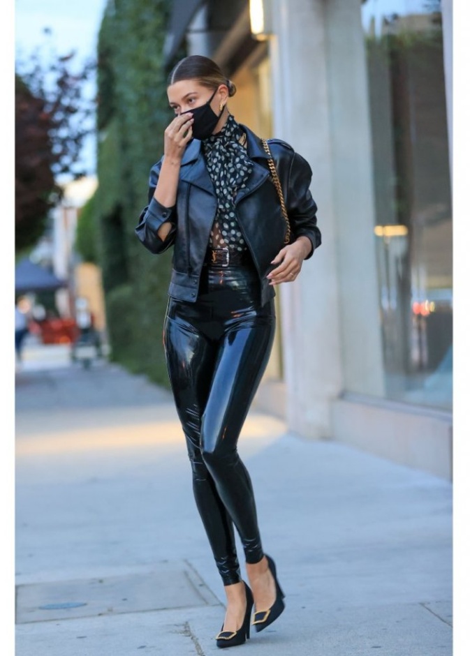 بنطلون لاتكس اسود اعتمدته هايلي بالدوين مع جاكيت بايكر من الجلد الاسود