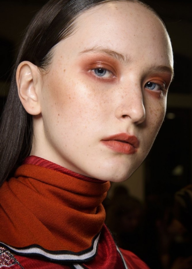 أفضل ألوان الروج بدرجات المشمشي لهذا الموسم