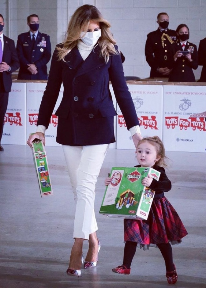 صور اطلالة ميلانيا ترامب كلاسيكية وراقية