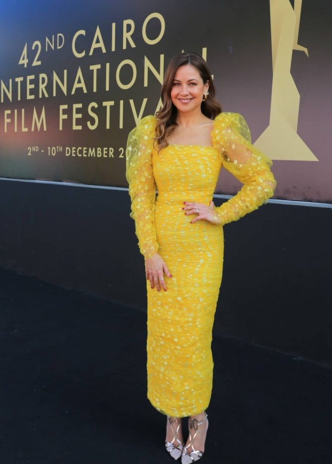  إطلالة ريا أبي راشد تميّزت بالقماش الأصفر المزموم بنقشة البولكا دوت