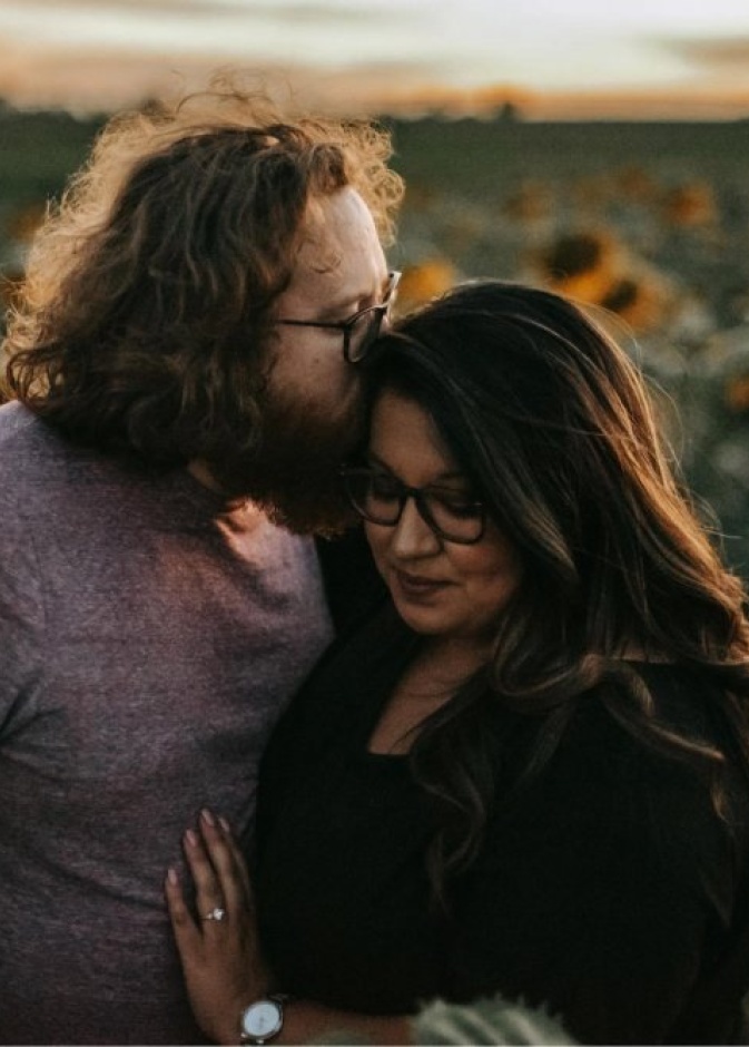 العروس ستيفاني و خطيبها في صورة لهما قبل وفتها ببضعة اشهر