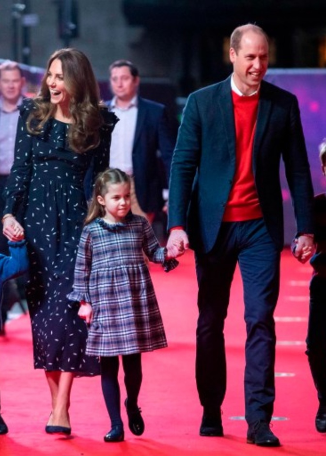  اطلالة كيت ميدلتون برزت بشكل ملكي وراقي باختيارها فستاناً كحلي داكن