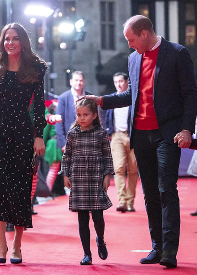 الأمير وليام وزوجته يصطحبان أطفالهما الثلاثة إلى عرض مسرح الأداء الصامت