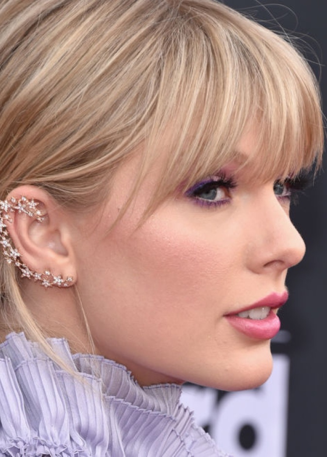  أناقة تايلور سويفت بأقراط عصرية من ستيفري Stefere