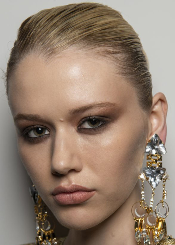 مكياج سموكي قوي مع الظلال البراقة من دارNaeem Khan