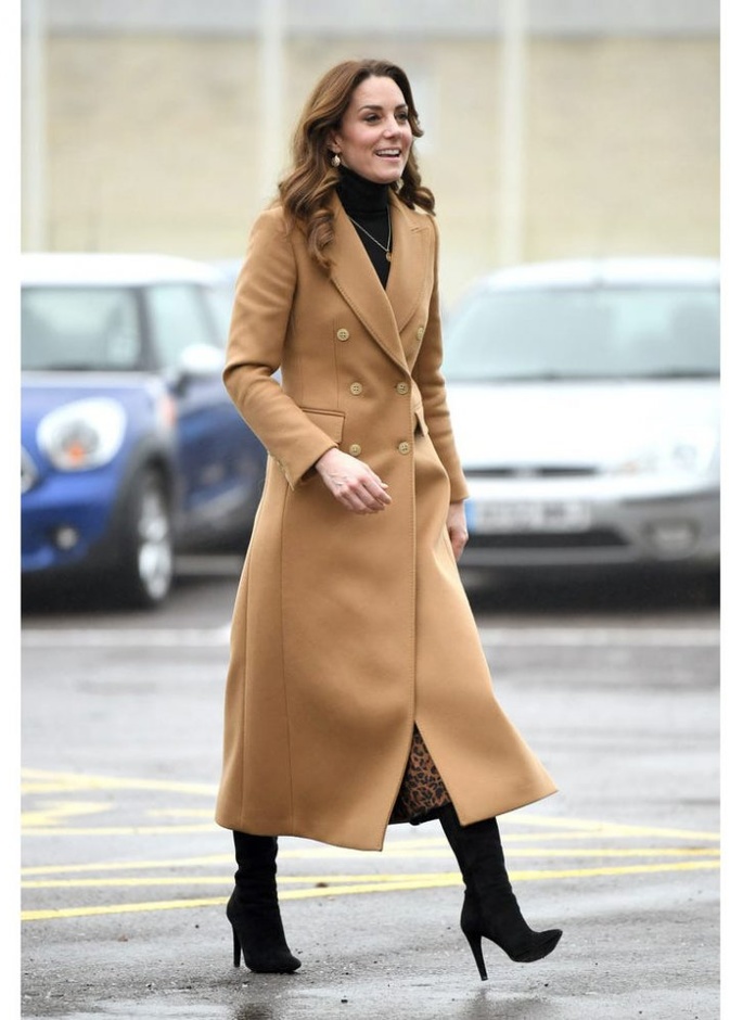 أنيقة بمعطف من باللون البيج من ماركة Massimo Dutti