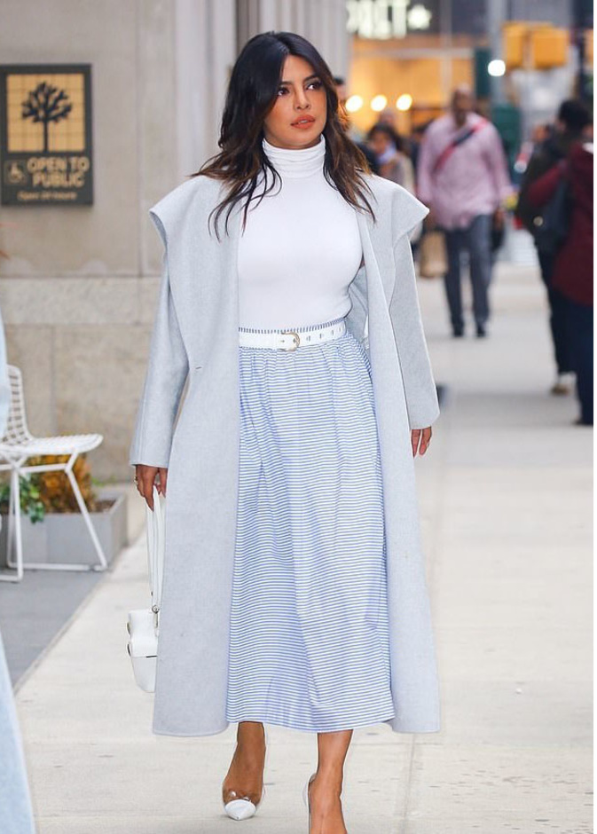  اجمل اطلالات بريانكا شوبرا بالتنورة المقلمة والمعطف المشرق