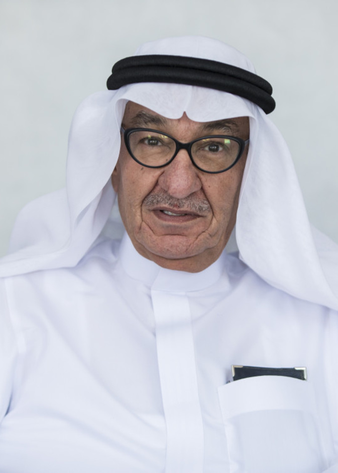 الفنان التشكيلي السعودي نبيل نجدي بجوار أحد المجسمات الفنية المميزة