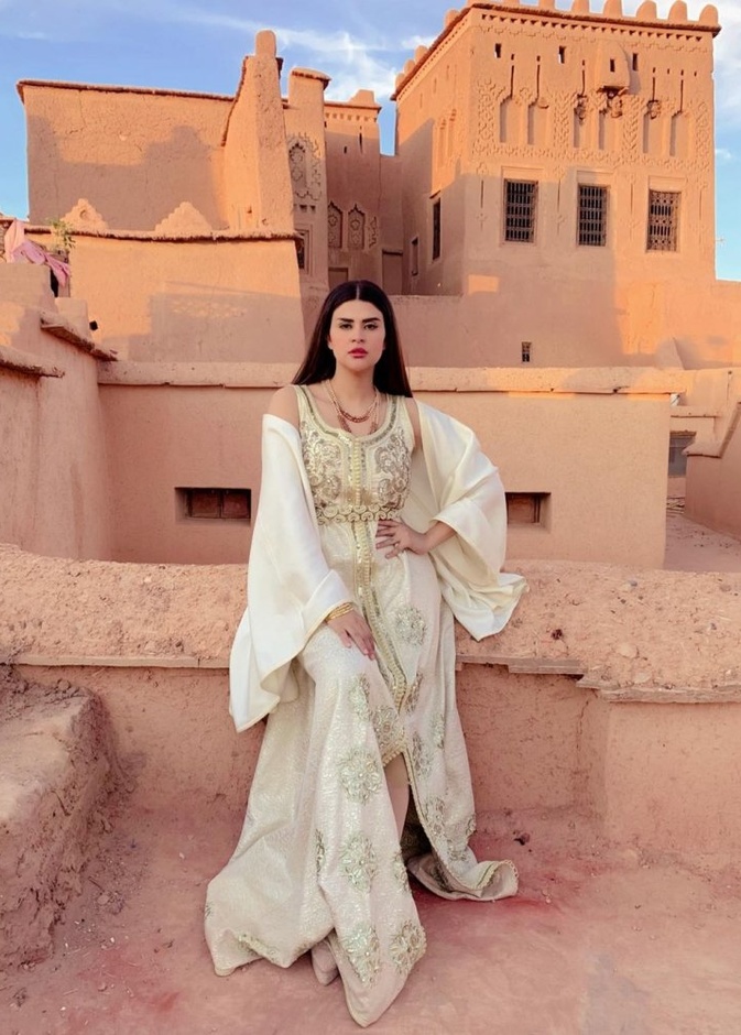  موضة القفطان المزخرف والشرقي بأسلوب النجمة المغربية سلمى رشيد