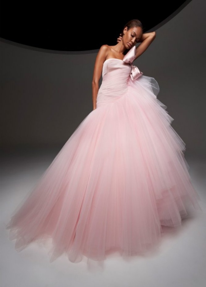  فستان من التول باللون الزهري  Giambattista Valli