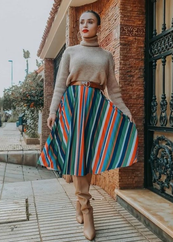  نسّقت مع الكنزة ذات الياقة العالية التنورة الميدي الملوّنة