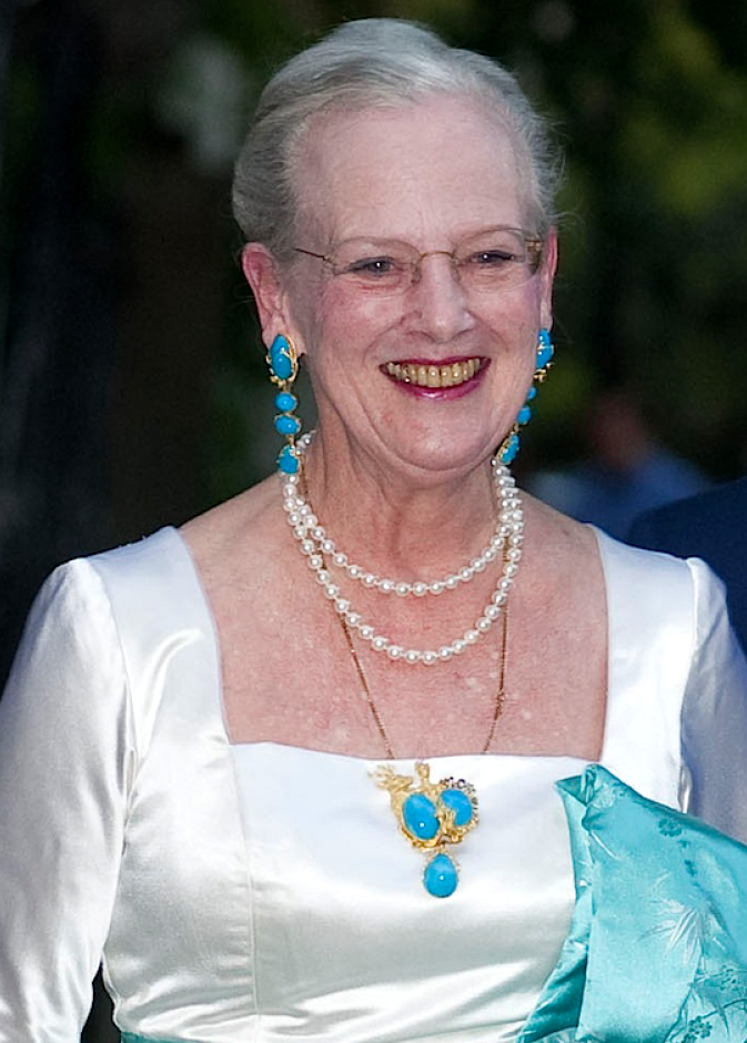 أجمل مجوهرات مارغريت الثانية ملكة الدنمارك.. عاشقة الفيروز