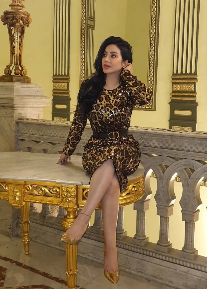  اطلالات لجين عمران بفساتين جلد النمر البراقة