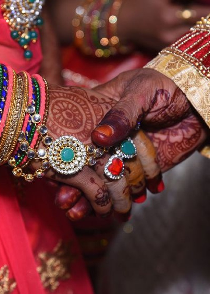 حفل زفاف غريب لأم و ابنتها في نفس الوقت