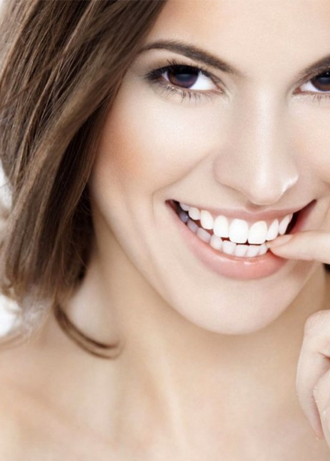 افضل الطرق الطبيعية لتبييض الأسنان والحفاظ على جمالها