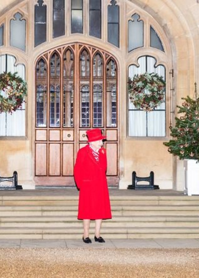 ملكة بريطانيا وورثتها المباشرين