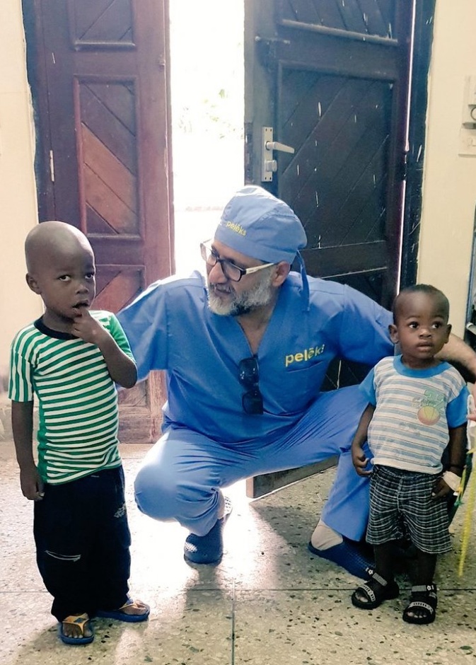 طبيب الإنسانية الذي يكرس وقته لمساعدة المرضى