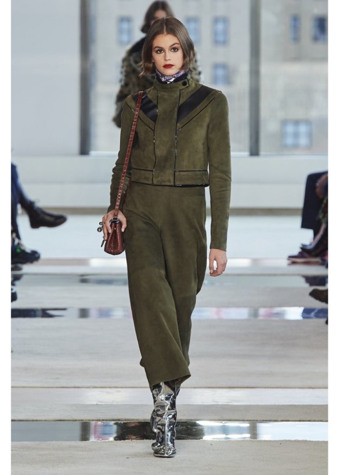 تنسيق تصاميم بالوان الكاكي المخملي من دار Longchamp