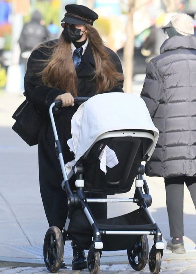 تألقت عارضة الأزياء بمعطف ترانش أوفر سايز باللون الأسود